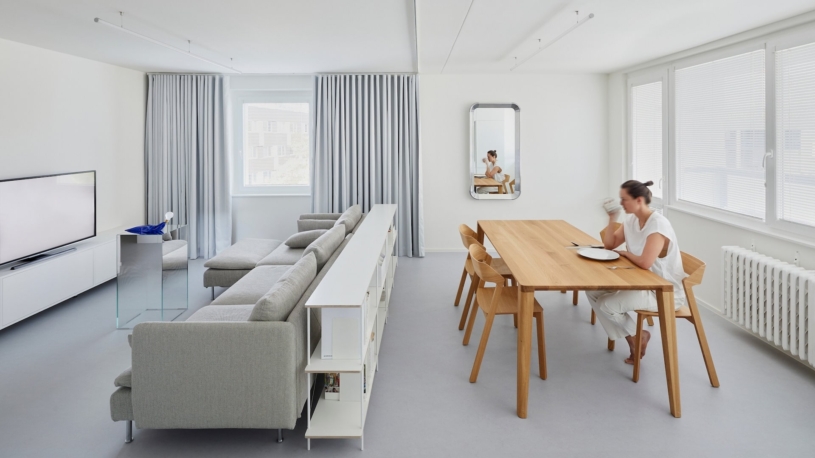 Architekti přeprogramovali byt v paneláku. Odstranili vše, co nebylo k životu nezbytně nutné