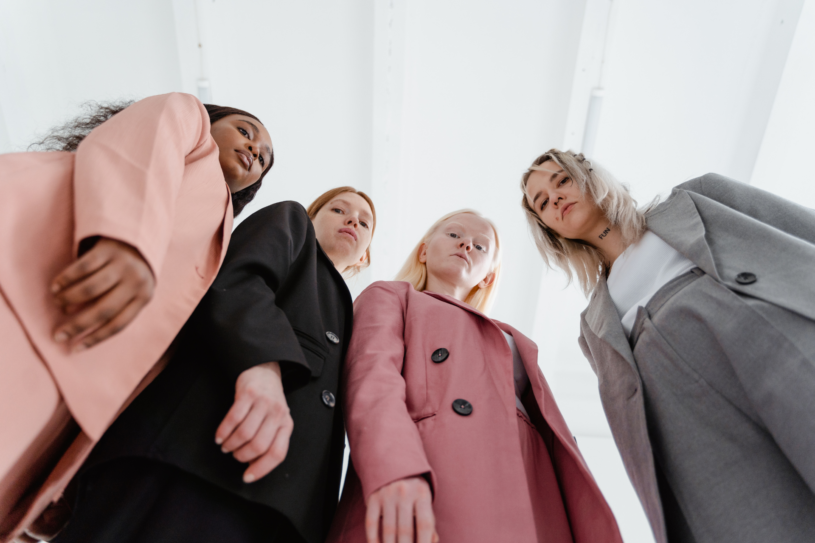 Neuhýbat mužům a jako první oslovovat ženy. Mikrofeminismus se stal hitem, i díky TikToku