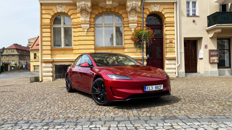 Vyzkoušeli jsme odstředivku od Tesly. Nadupanou verzi Modelu 3, která dá stovku za 3,1 sekundy