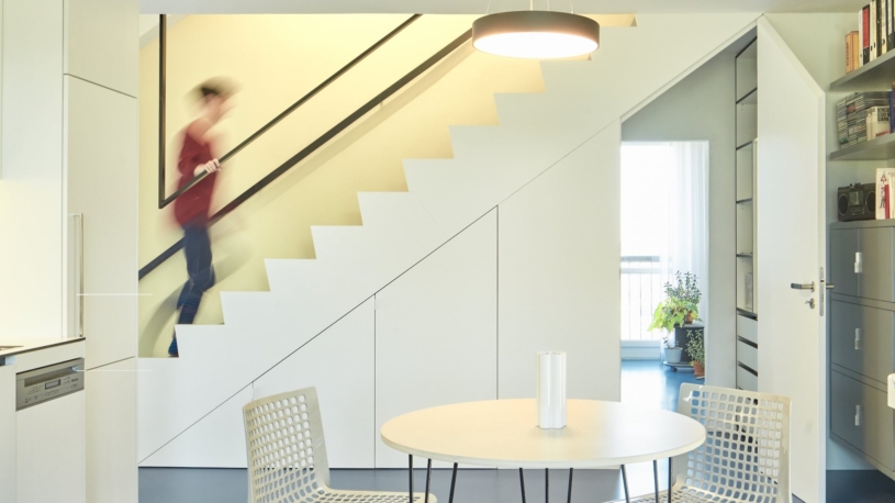 Architekti vytěžili potenciál bytu na pražském sídlišti. Dali mu koupelnu s oknem a schodiště