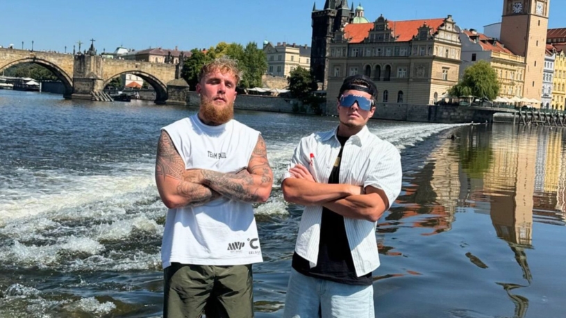 Hodiny v pražském horku. Na Jakea Paula čekaly tisíce lidí, setkání ale zkazila amatérská organizace
