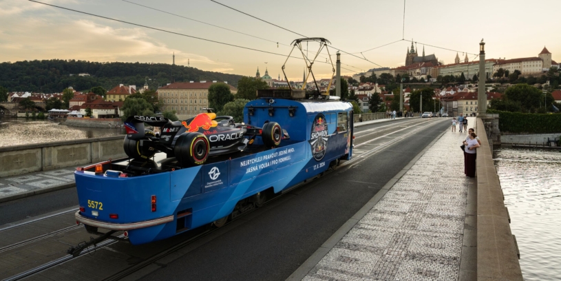 Když F1 smekne před MHD. Prahou jezdí mazací tramvaj s naloženou formulí Red Bullu