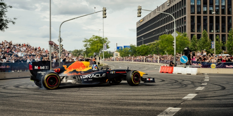 Horko, fronty, ale i obdivuhodná show. Red Bull zavřel část Prahy a nechal ji rozburácet formulí