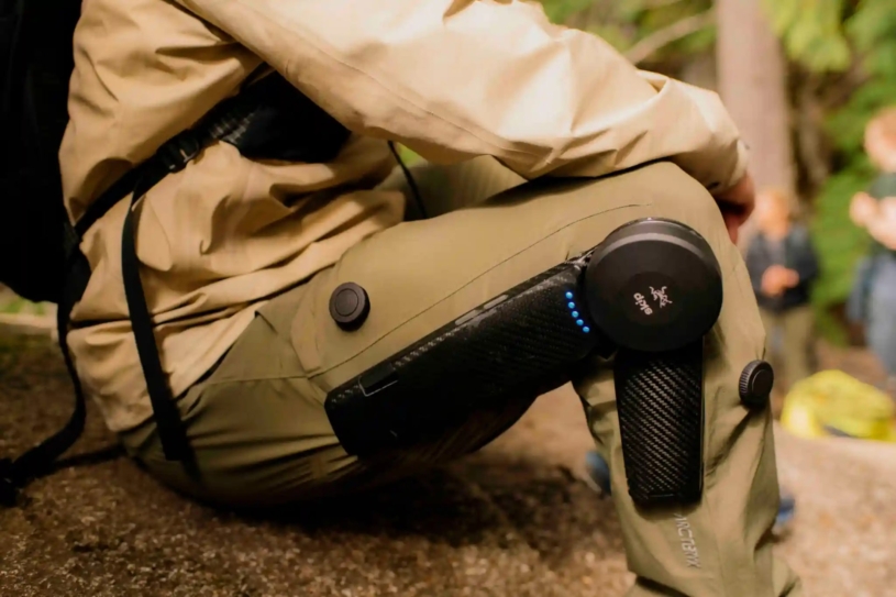 Bolí vás kolena a nemůžete běhat po horách? V Alphabetu vyvinuli exoskelet v kalhotách za 100 tisíc