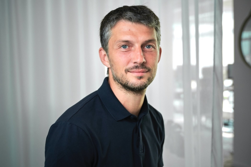 Jeho firma vydělává stamiliony a lidé tam vědí, kolik berou kolegové. Kdo je dravý, poroste, říká