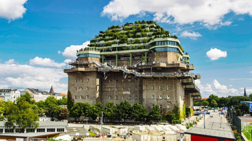 Původně to byl nacistický bunkr. Dnes je z obří stavby v Hamburku hotel a velká zelená zahrada