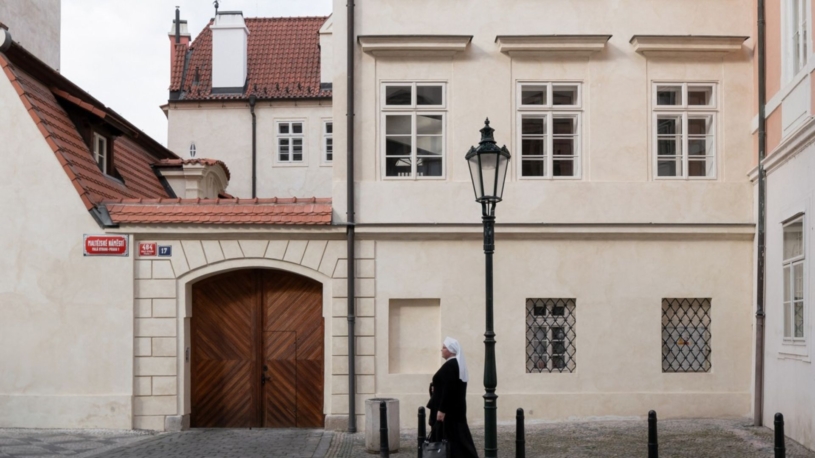 Byty nejen pro diplomaty. Do barokního paláce, kde je nábytek zelený a růžový, se může hlásit kdokoli