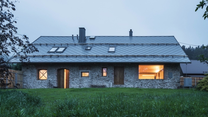 Architekti smetli ohyzdná plastová okna i moderní omítku a kamennému domu vrátili jeho původní tvář