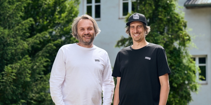 Prkna vyměnili za byznys jak vyšitý. Pankáči z Merch4U ukazují, že firemní oblečení patří i do ulic