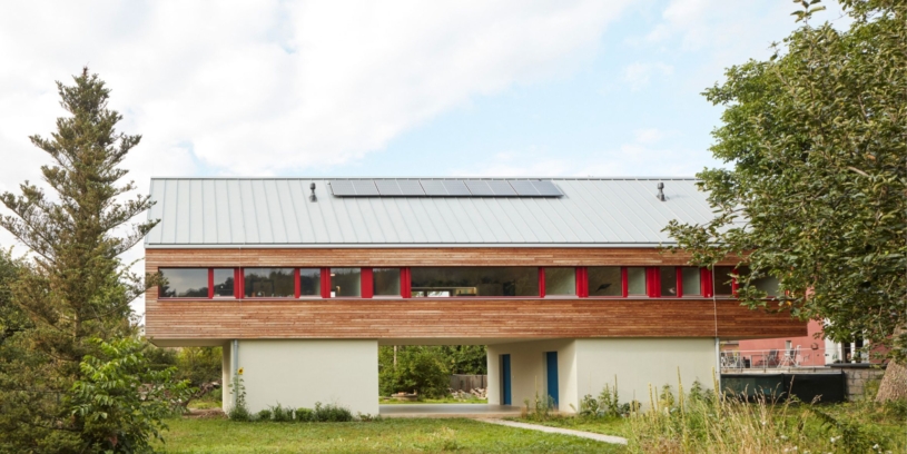 Architekti stvořili dům-most. Stojí na dvou podestách a v záplavovém území, odolá ale stoleté vodě