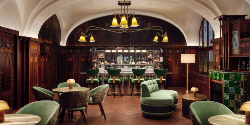 Nahlédněte do hotelu na Václavském náměstí. Do grandiózních restaurací a barů láká i kolemjdoucí