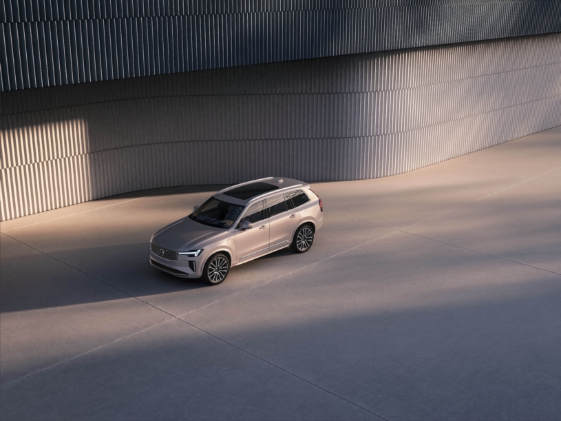 Nové Volvo XC90 vyráží na roadshow. Má tlumení hluku ve sloupcích a stovku dá za 5,4 sekundy