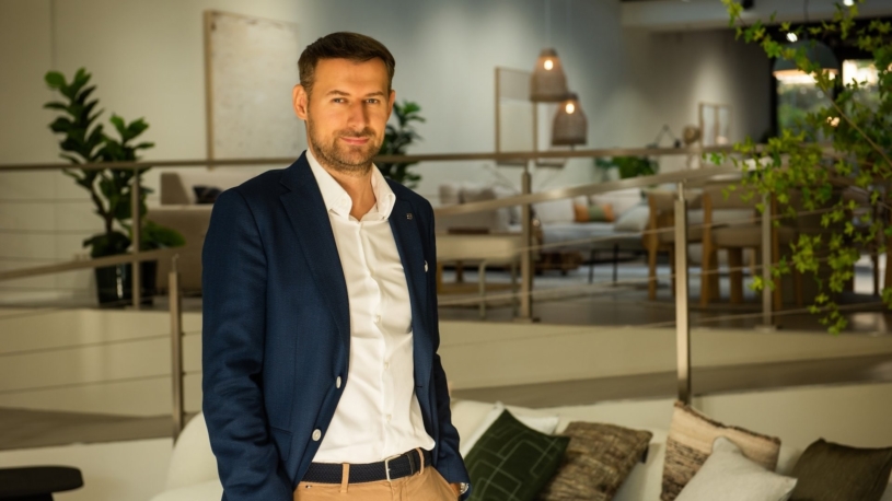 V Česku postrádal designový nábytek, tak na něm postavil svůj byznys. Do Karlína přinesl španělský styl