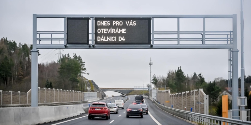 Otevřela se D4, dálnice jedinečná v mnoha ohledech. Je první, kterou pro stát postavil soukromník