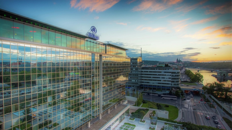 Největší hotel v Česku má nového majitele. Hilton Prague kupuje skupina PPF rodiny Kellnerových