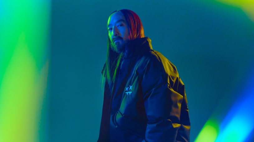 Z odpadu vyvinuli bundu, kterou pomáhal designovat Steve Aoki. Tabákové náplně sesbírali v Česku