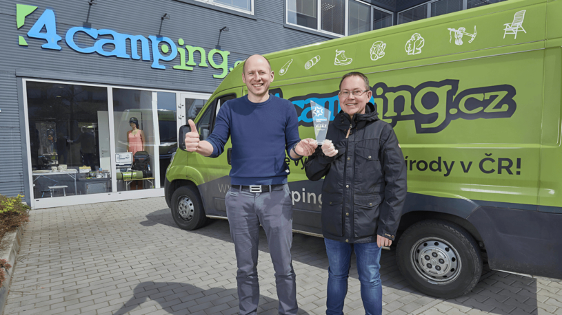 Před pár lety jim shořely všechny zásoby. E-shop 4camping vstal z popela a teď se přiblížil miliardě