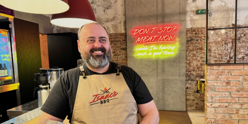 Ze stánku naučil Pražany jíst americké barbecue, teď otevřel restauraci. Isaac’s BBQ je masožroutský sen