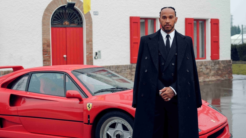 Ciao, Ferrari! Elegána Lewise Hamiltona přivítali v nové stáji, mají mu platit miliardy ročně