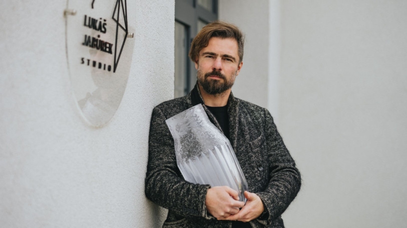 Vymyslel legendární vázu Hrušku od Mosera. Teď se osamostatnil a jeho sklo se kupuje i jako investice