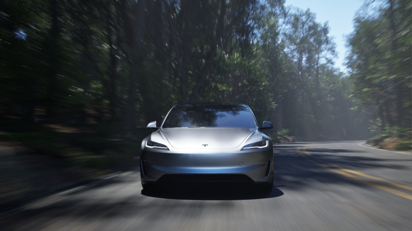 Tesle poprvé za více než deset let klesl celoroční odbyt. V Česku má mezi elektromobily první místo