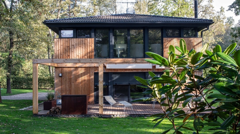 V Kersku by mohli závidět. Starou chatu z německého katalogu architektka proměnila na luxusní víkendové sídlo