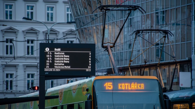 Časy odjezdů budou na pražských zastávkách MHD víc vidět. Lítačka zase poradí, který vagon metra si vybrat