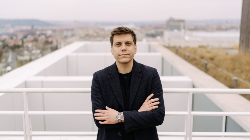 Na základce prodával dělníkům bagety. Teď nabízí developerské podpultovky a pomáhá lidem vybrat byt