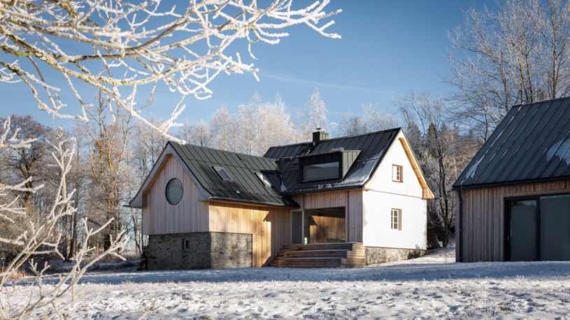 Šumava za kulatým oknem. Rekonstrukce přizpůsobila starou chalupu životu v drsných podmínkách