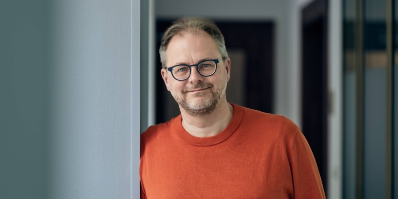 Lidé z bytů dotují život těm, kdo mají rodinný dům. Města by měla zdražit parkování, říká ekonom Dušek