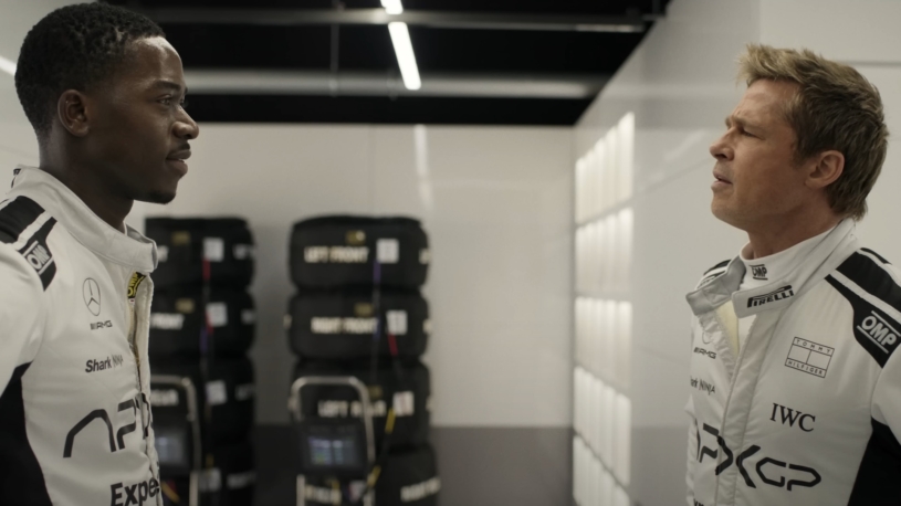 Je tady velký trailer F1. Brad Pitt se v něm prohání ve skutečné formuli na skutečných tratích