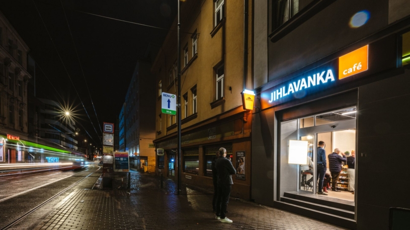 Vyzkoušeli jsme kavárnu od Jihlavanky. Je retro, podává turka na stojáka a sídlí na Palmovce