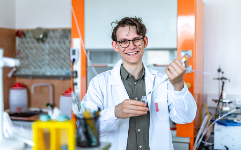 Dřív se nedokázal dívat lidem do očí. Osmnáctiletý Čech teď válí na poli vědy a míří na Imperial College