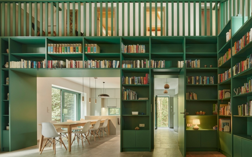 Původně to byla stodola, teď rodinný dům. Ukrývá v sobě velkou knihovnu i krb se zapuštěným sezením