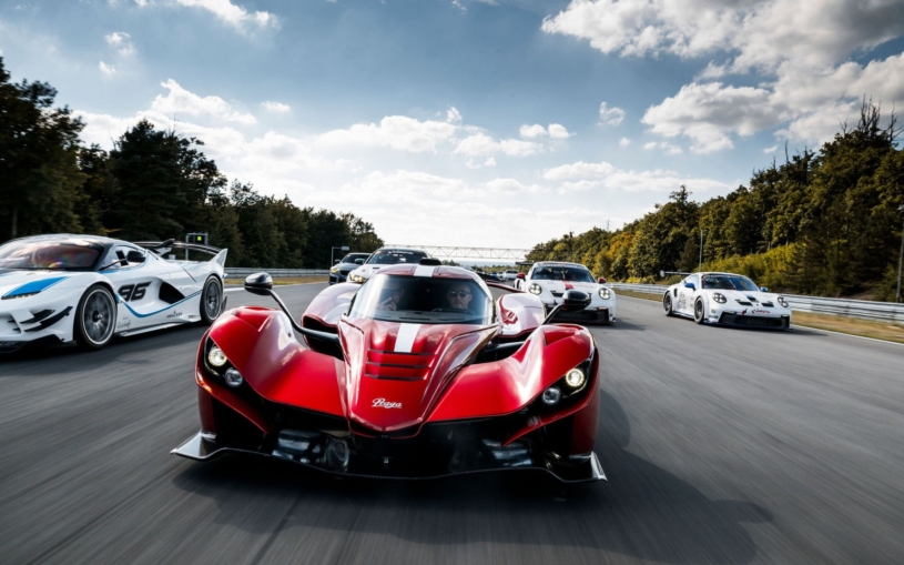 Snění povoleno, snad bude jednou F1 v Brně. Milovníci rychlých aut slavili s Ferrari, Porsche nebo Pragou