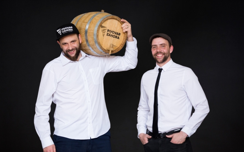 Studoval kvantovou mechaniku, s kapelou cestuje po světě. A taky rozjel s bráchou a ženou pivovar