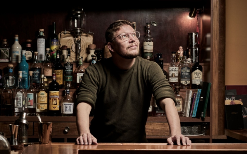 Lepší dobrý barman než špatný inženýr, říká. Odešel ze školy a odjel míchat drinky do Singapuru k Ramsaymu