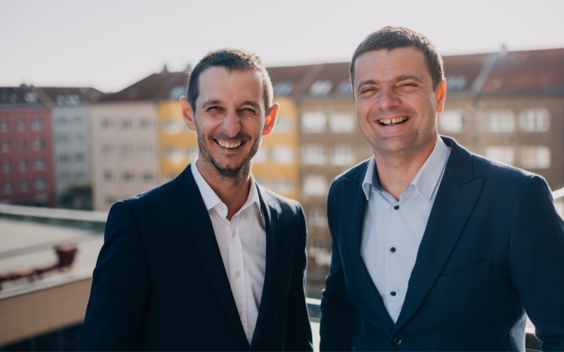 U kebabu si řekli: Buď teď, a nebo nikdy. Kamarádi z vysoké loví levné letenky a pomáhají i cestovkám