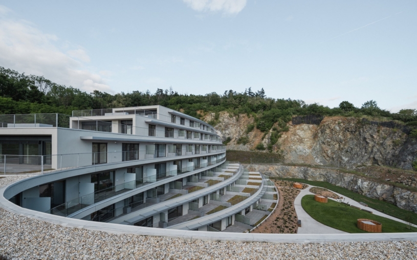 Brno nabízí život v kamenolomu. Nový bytový dům má výhled na zeleň i miliony let staré sedimenty