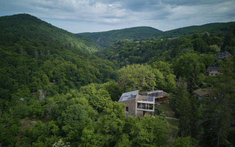 Dům nad Sázavou přerostl sám sebe. Architekti mu přistavěli visutý ateliér s výhledem do údolí