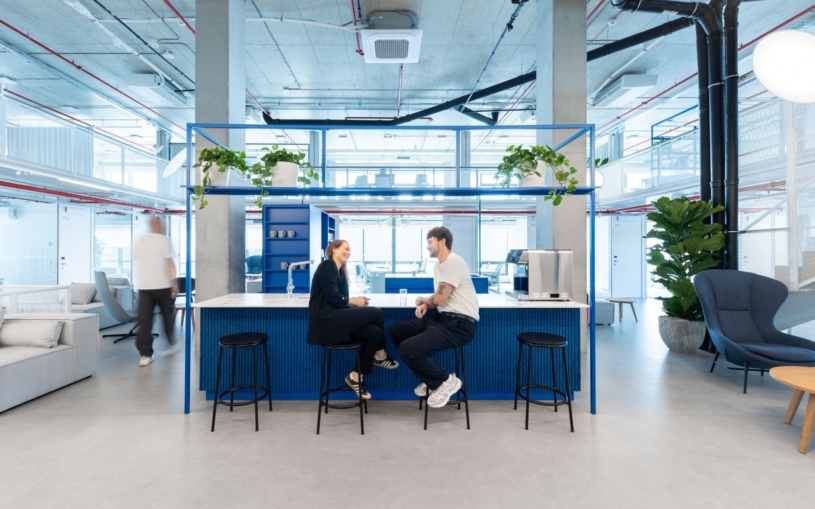 Tady žiju i pracuju. Projekt u Prahy kombinuje tři patra coworkingu s jedenácti pro flexibilní bydlení