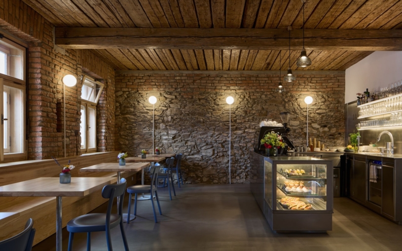 Kde dřív bučely krávy, dnes voní flat white. Jedinečná kavárna vnesla do malého města spoustu života