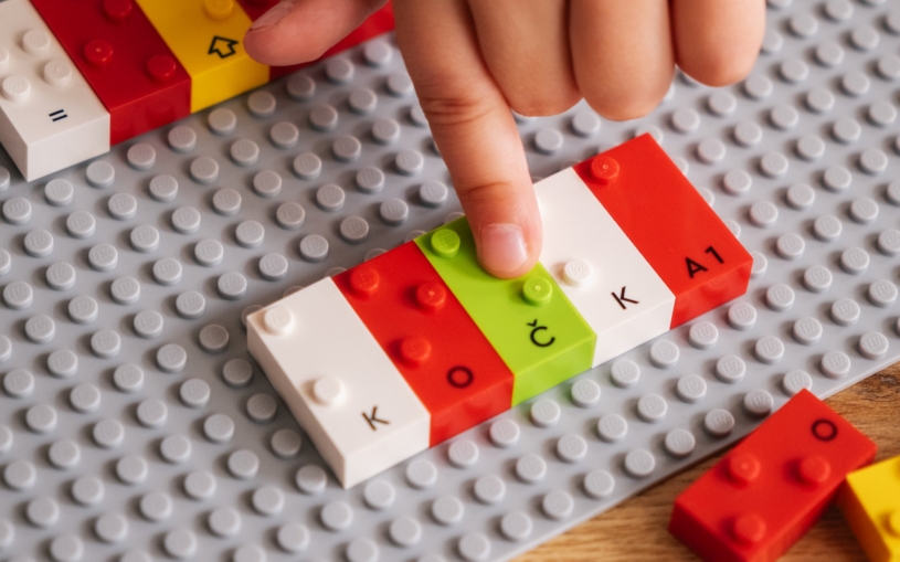 Do Česka přichází neobvyklá LEGO novinka. Kostky s písmem pro nevidomé, které pomohou dětem