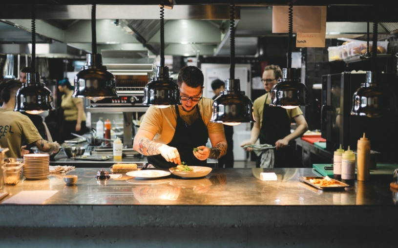 Začínal na severu, teď vaří v nejzelenější restauraci v Praze. Mazel je jako moje dítě, říká Jiří Červený