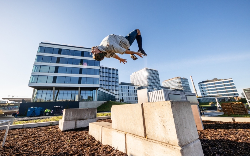 Praha má další upravenou náplavku. Holešovický Port7 nabídne lezeckou stěnu, grilování i parkour