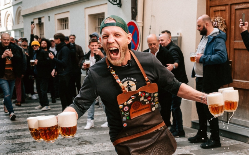 Kolik piv už je moc? Na závodě U Pinkasů jsme stáli metr od nejvirálnějšího pádu roku