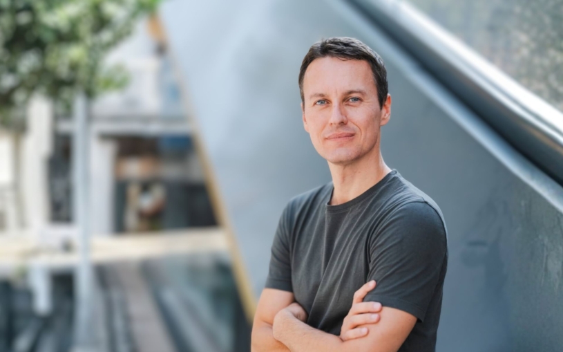 Prošel štacemi v Londýně i Moskvě, teď je v Singapuru. Mění pořádky ve financování a už spravuje miliardy