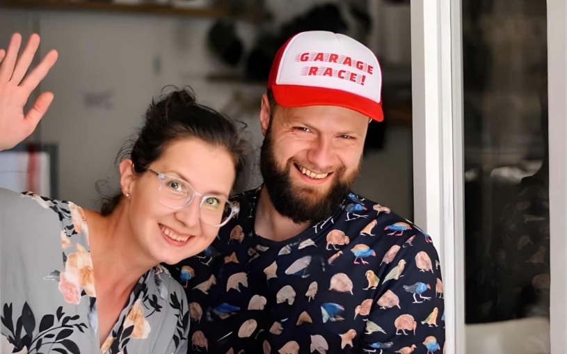 Opustili úspěšný byznys i město a přestěhovali se do hor. Na Šumavě teď dávají život 200 let staré chalupě