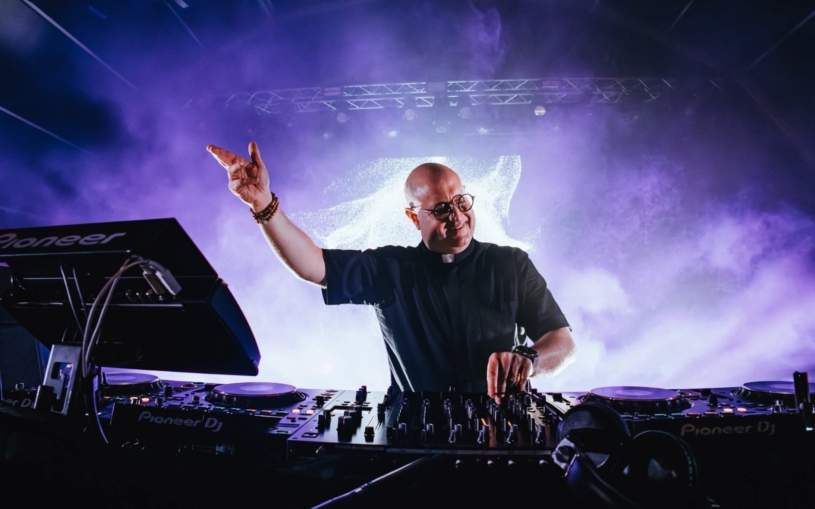 Je to vojenský kaplan a zároveň DJ. A pořádá velkolepé svaté párty, aby ukázal, že víra není nuda