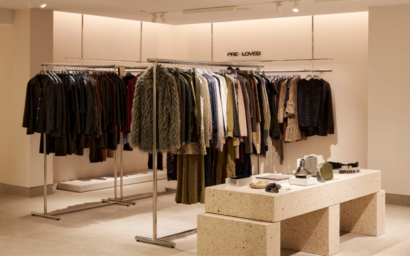 Na Smíchově znovuotevřela prodejna H&M. Sází na secondhand, samoobslužné schránky i speciální štítky